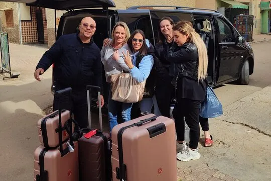 Clients devant un site emblématique du Maroc avec Oudaya Tours