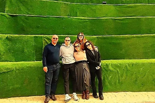 Voyageurs satisfaits lors d'un transfert privé Oudaya Tours au Maroc