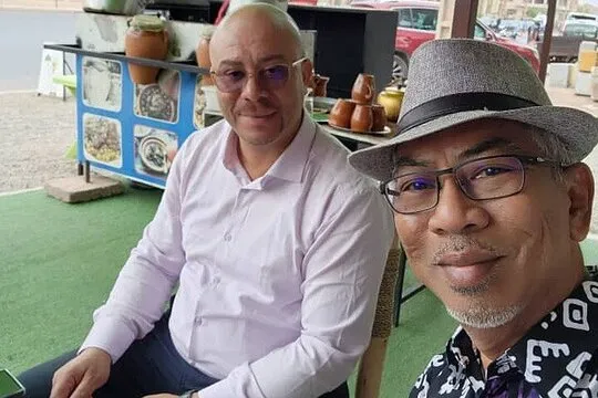 Clients d'Oudaya Tours posant devant un véhicule premium au Maroc