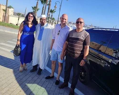 Groupe de guides touristiques posant ensemble